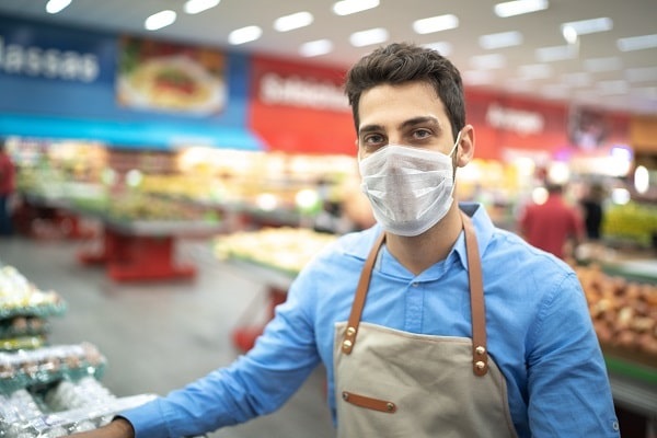 employee wearing face mask to prevent spread of covid-19